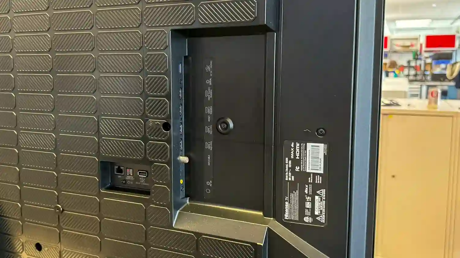 برچسب پشت تلویزیون هایسنس 85U8N